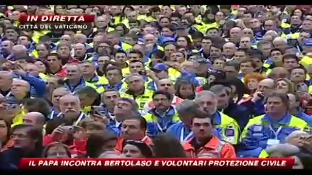 Il papa incontra Bertolaso e i volontari della Protezione Civile