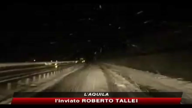L'Aquila: bufera di neve su A24, centinaia di automobilisti bloccati
