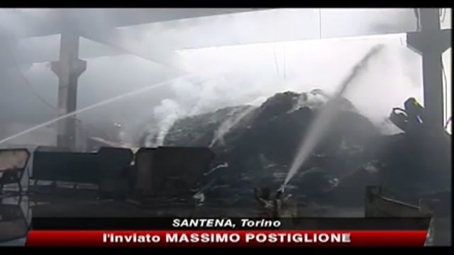Torino, brucia da 2 giorni azienda su smaltimento pneumatici
