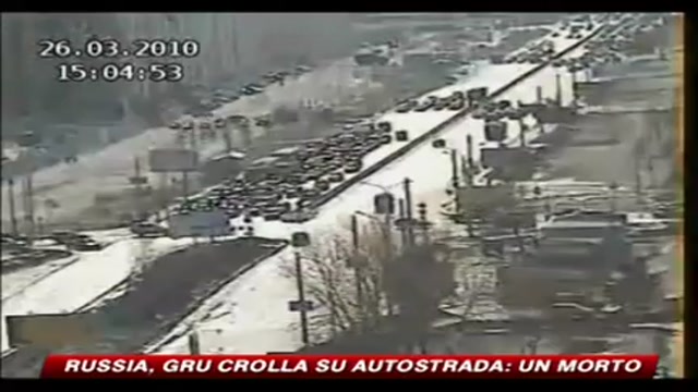 Russia, gru crolla sull'autostrada: un morto