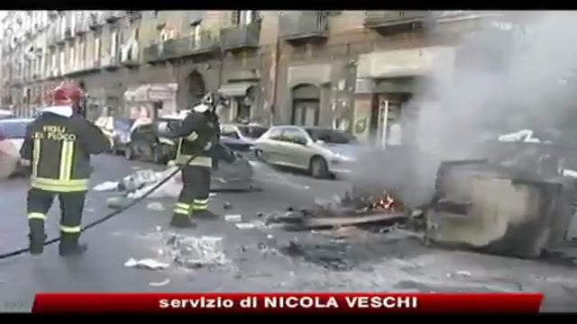 Napoli, disoccupati incendiano cassonetti