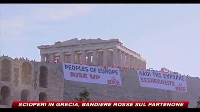 Scioperi in Grecia, bandiere rosse sul partenone