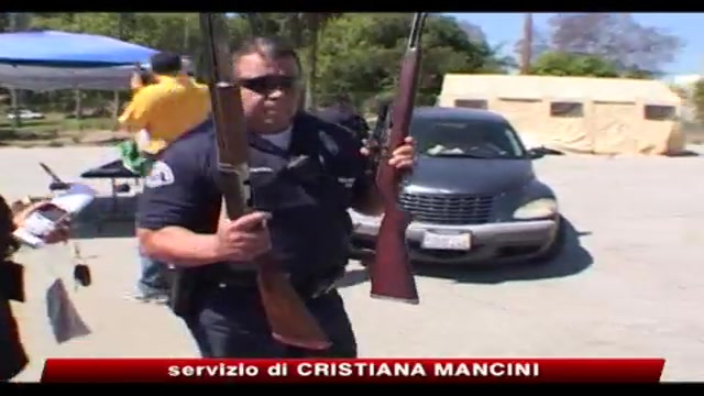 I cittadini di Los Angeles consegnano le armi alla polizia