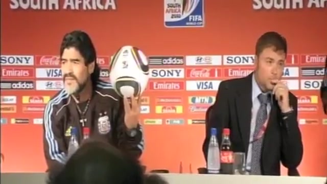 Maradona mostra il pallone dei mondiali