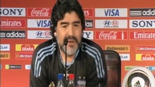 Maradona scherza con un giornalista, mimando un portiere