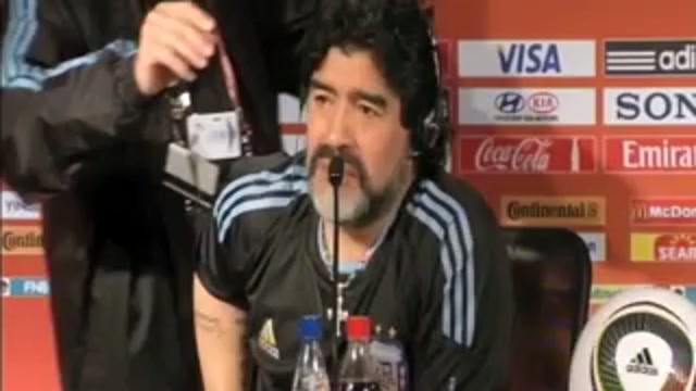 Problemi con le cuffie per Maradona
