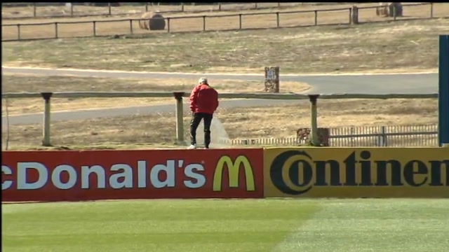 Lippi controlla il campo di allenamento