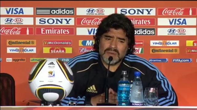 Conferenza con Maradona su suo futuro