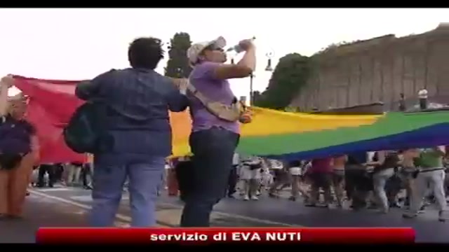 Roma, bacio collettivo e nozze simboliche al Gay Pride