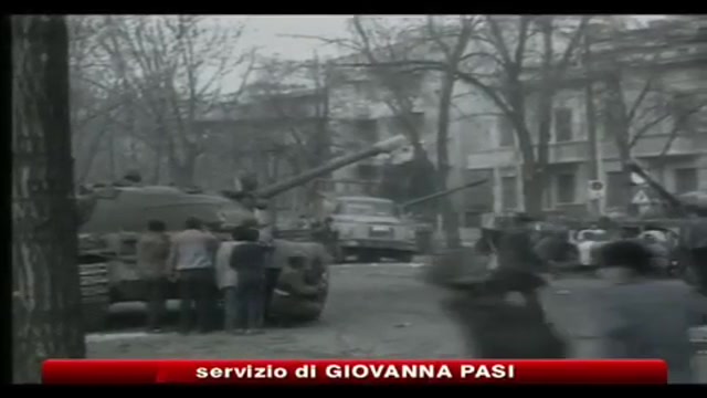 Romania, riesumati i corpi di Ceausescu e della moglie