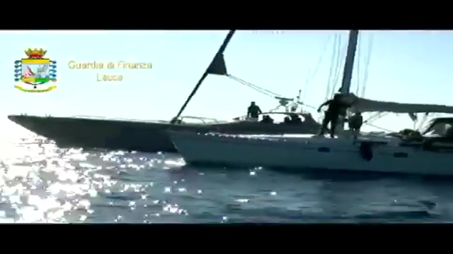 Lecce, fermati 50 clandestini su barca a vela