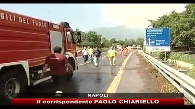 Napoli, camion perde carico: morti due giovani motociclisti