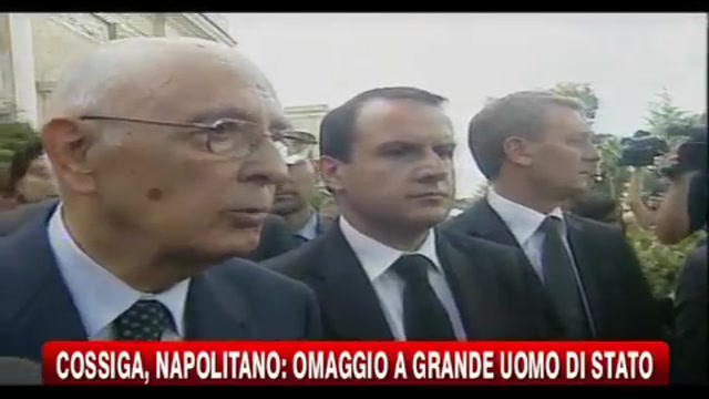 Camera ardente Cossiga, omaggio di Napolitano, Schifani e Card. Bertone