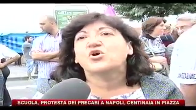 Scuola, protesta dei precari a Napoli, centinaia in piazza