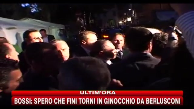 Bossi: spero che Fini torni in ginocchio da Berlusconi