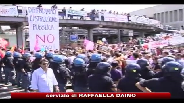 Messina, precari scuola occupano binari per protestare contro i tagli
