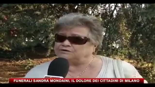 Funerali Sandra Mondaini, il dolore dei cittadini di Milano