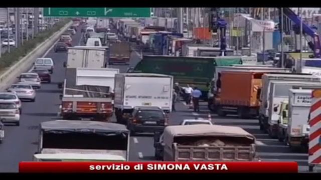 Grecia, camionisti dicono no a governo e continuano protesta
