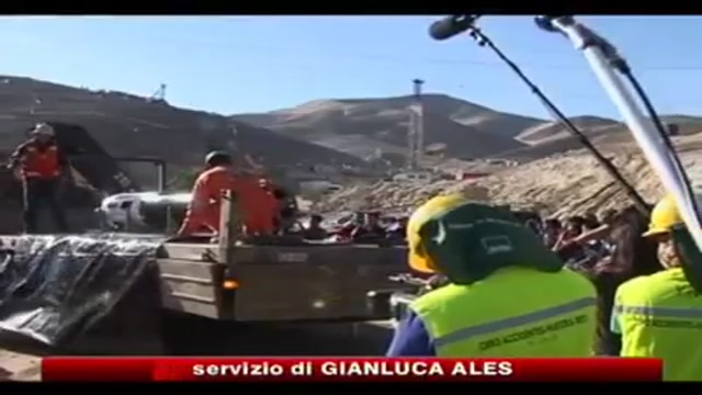 Cile, arrivate le capsule di salvataggio per i minatori