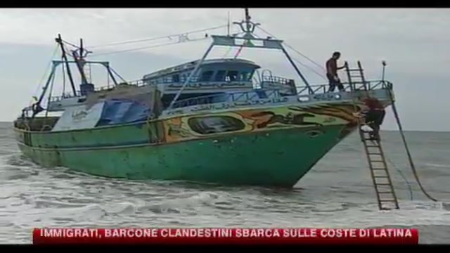 Immigrati, barcone clandestini sbarca sulle coste di Latina