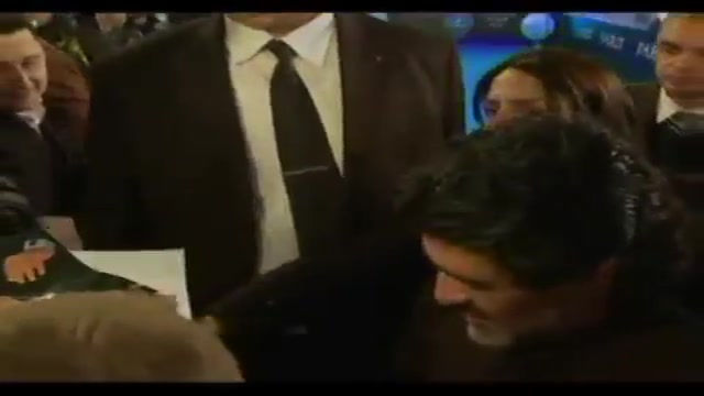 Maradona appoggia nonne Plaza Mayo per Nobel pace