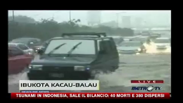 Indonesia: sale il bilancio delle vittime dello tsunami e il vulcano Merapi è a rischio eruzione