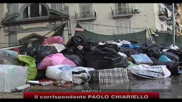 Napoli, strade allagate con i rifiuti che galleggiano