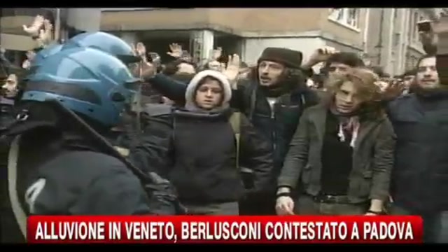 Veneto, Berlusconi contestato a Padova