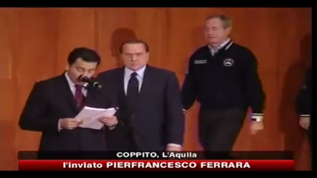 Berlusconi premia reparti impegnati in terremoto Abruzzo