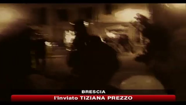 Immigrati gru, scontri tra manifestanti e polizia a Brescia
