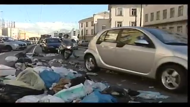 Emergenza rifiuti, rivolte e blocchi stradali a Napoli