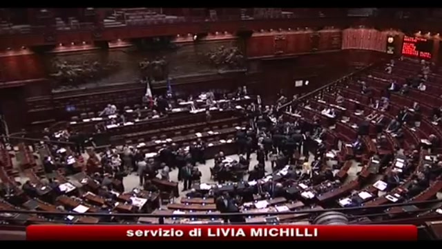 Maggioranza battuta alla Camera, FLI vota con opposizione