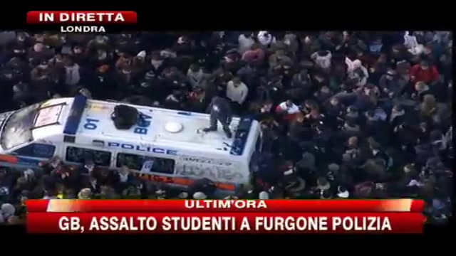 GB, assalto studenti a furgone polizia
