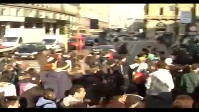 Studenti in piazza, a Milano assaltata l'agenzia delle entrate