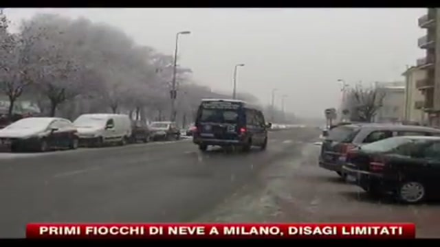 Primi fiocchi di neve a Milano, disagi limitati