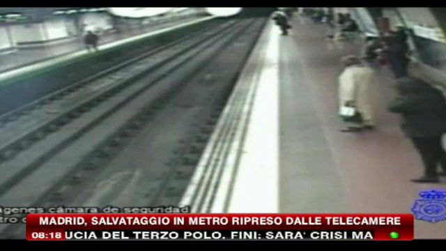 Madrid, salvataggio in metro ripreso dalle telecamere