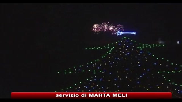 Brilla a Gubbio l'albero di Natale più grande del mondo