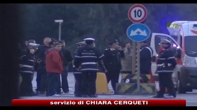 Roma, aereo da turismo si schianta su deposito autobus