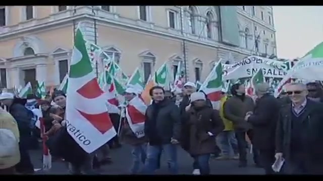 Cortei e striscioni, la gente del PD in piazza a Roma