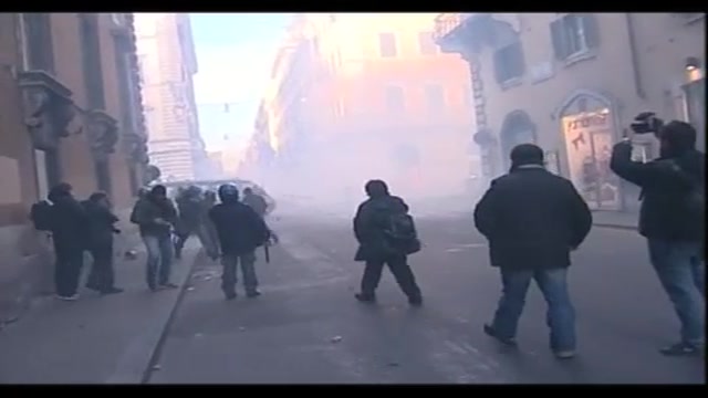 Black block, barricata di fuoco a Roma