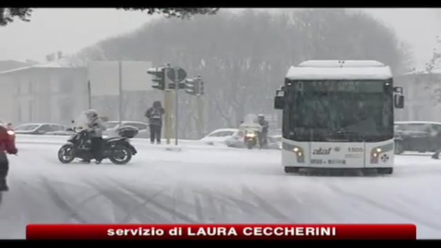 Neve su mezza Italia, forti disagi in Toscana