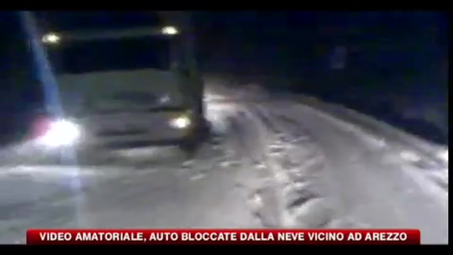 Video amatoriale, auto bloccate dalla neve vicino ad Arezzo