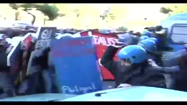 Università, scontri tra manifestanti e polizia a Palermo