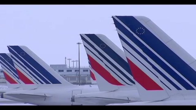 Neve a Parigi, 200 persone bloccate all'aeroporto Roissy