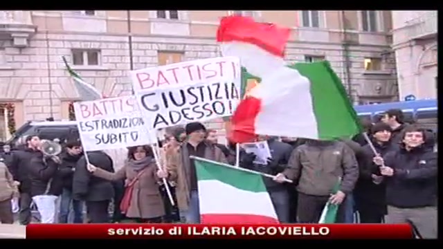 Battisti, sit-in davanti all'ambasciata del Brasile a Roma