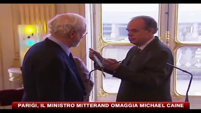 Parigi, il ministro Mitterand omaggia Michael Caine