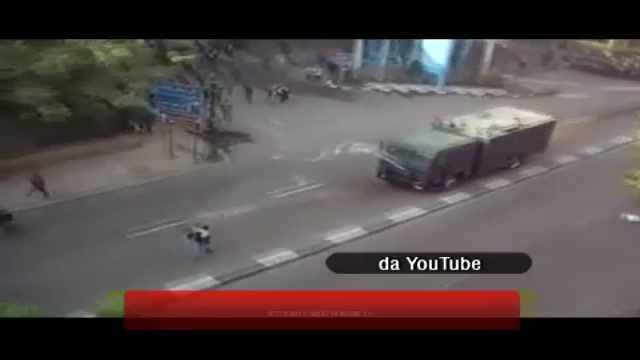 Egitto come Tienanmen, ragazzo sbarra strada a camion polizia