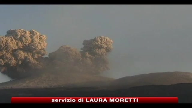 Giappone, il risveglio del vulcano Shinmoedake