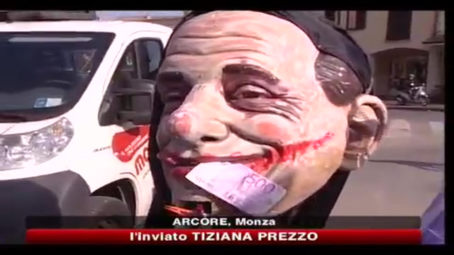 Arcore, il popolo Viola chiede le dimissioni di Berlusconi