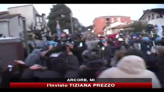 Scontri tra manifestanti e polizia davanti a Villa Berlusconi